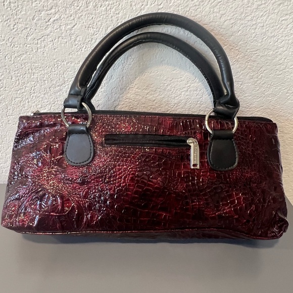 WINE CLUTCH-BURGUNDY CROC SINGLE
BOTTLE WINE TOTE INCLUDES WINE BOTTLE OPENER - Picture 3 of 5
